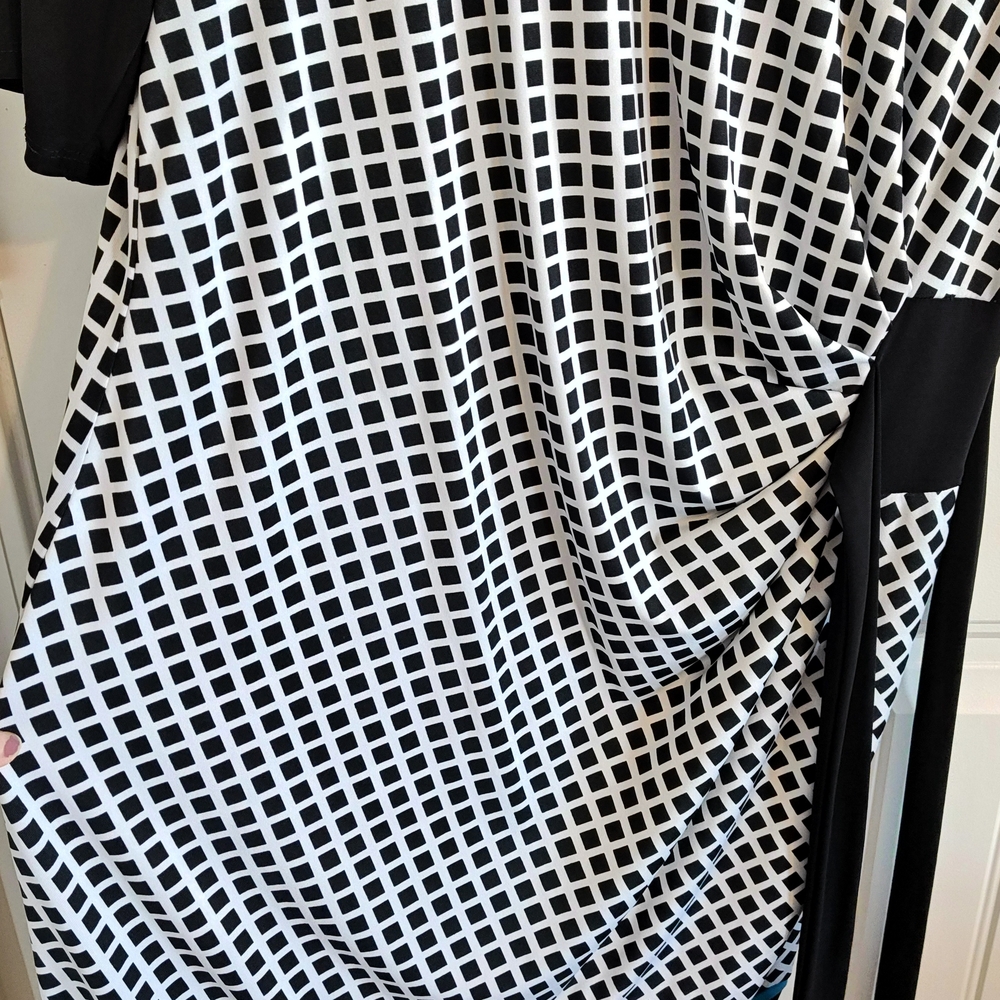Black and White Geometric Dress - Picture 4 of 9